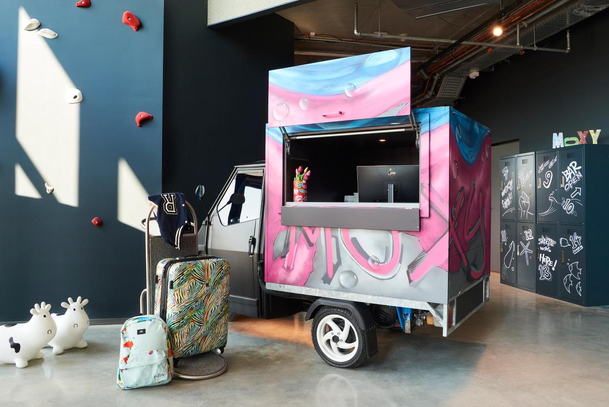 Hotel Moxy Amsterdam Schiphol Airport Hoofddorp Exterior foto